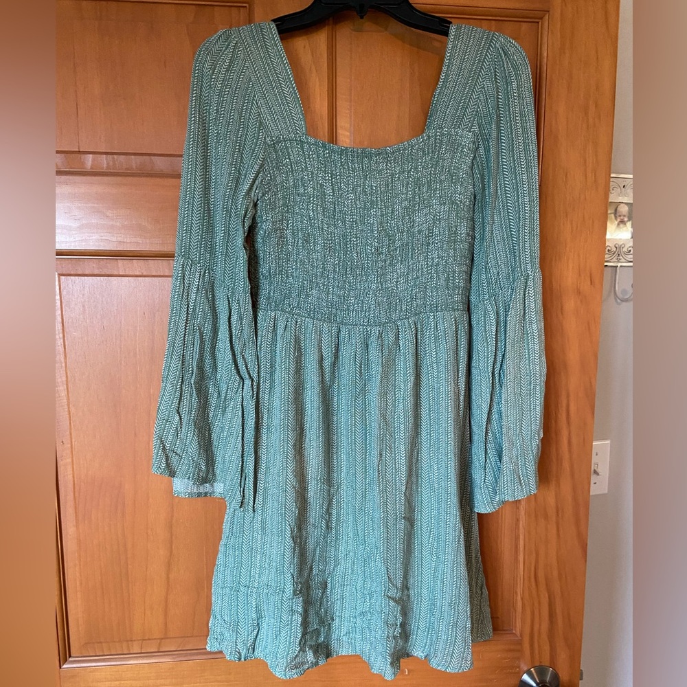 Green bell sleeved mini dress